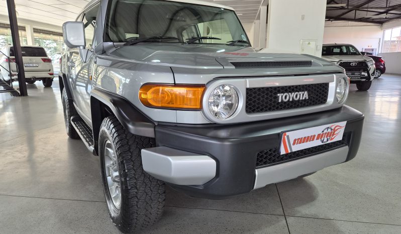 2012 Toyota FJ Cruiser 4.0 V6 full