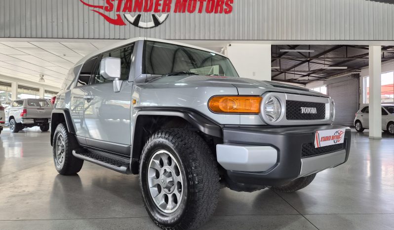 2012 Toyota FJ Cruiser 4.0 V6 full