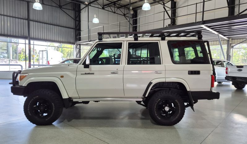 2015 Toyota Land Cruiser 76 4.5 D-4D V8 full