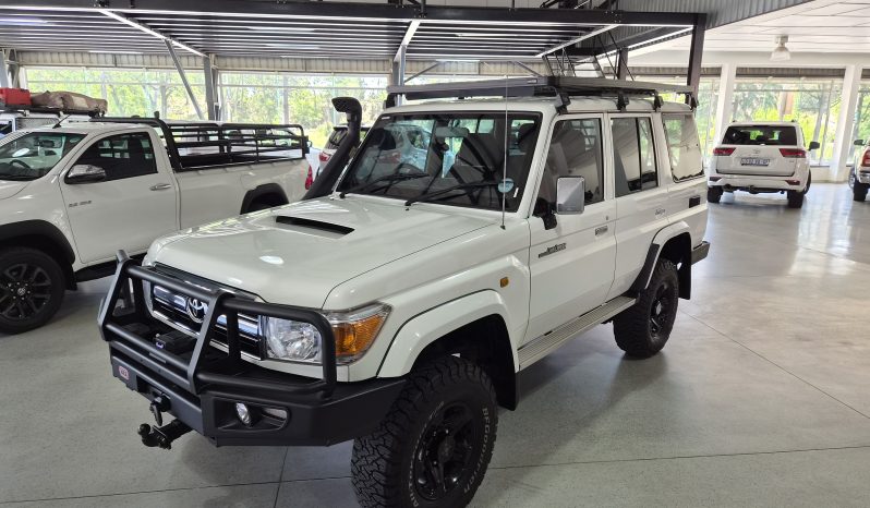 2015 Toyota Land Cruiser 76 4.5 D-4D V8 full